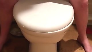 Really long piss on toilet lid